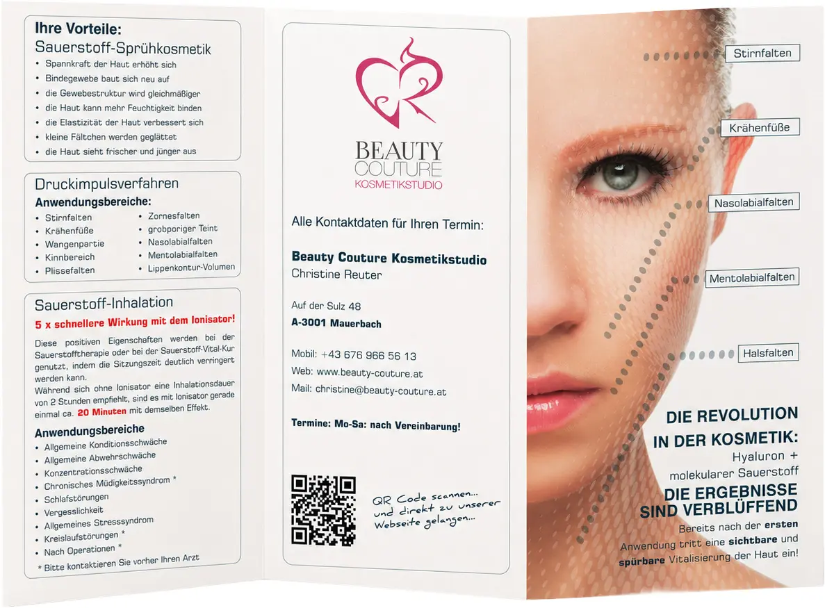 Außenseiten des personalisierten Werbefolders mit Studio-Logo, Kontaktdaten und QR-Code (Beispiel)